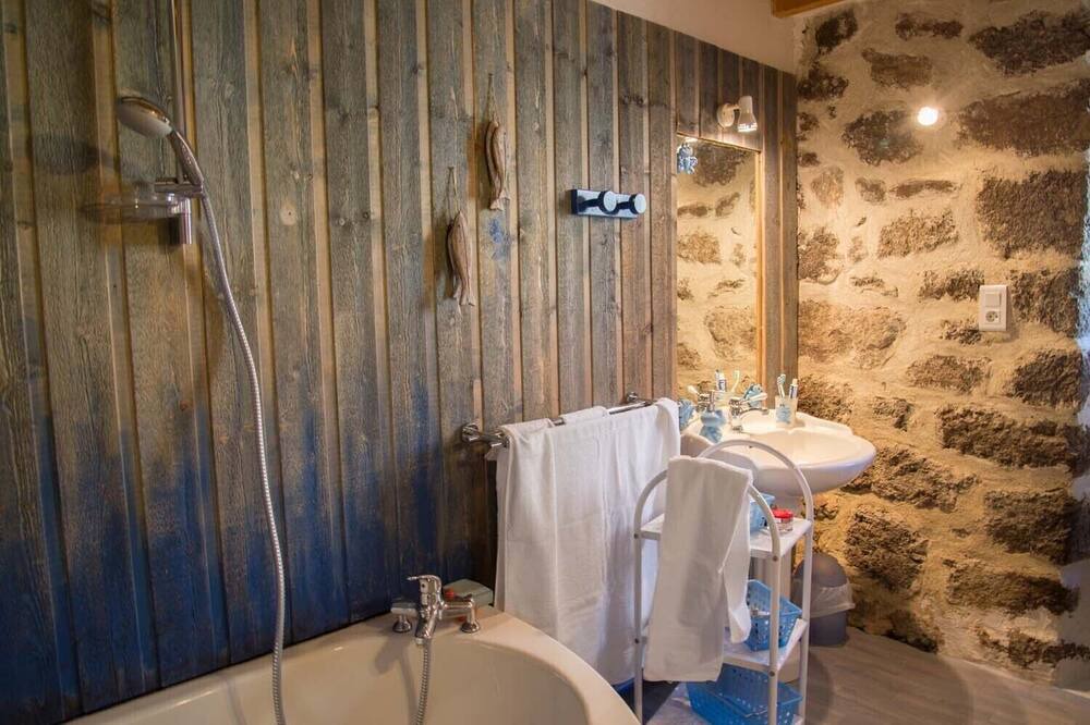 Photo of Bathroom in Saint-Symphorien