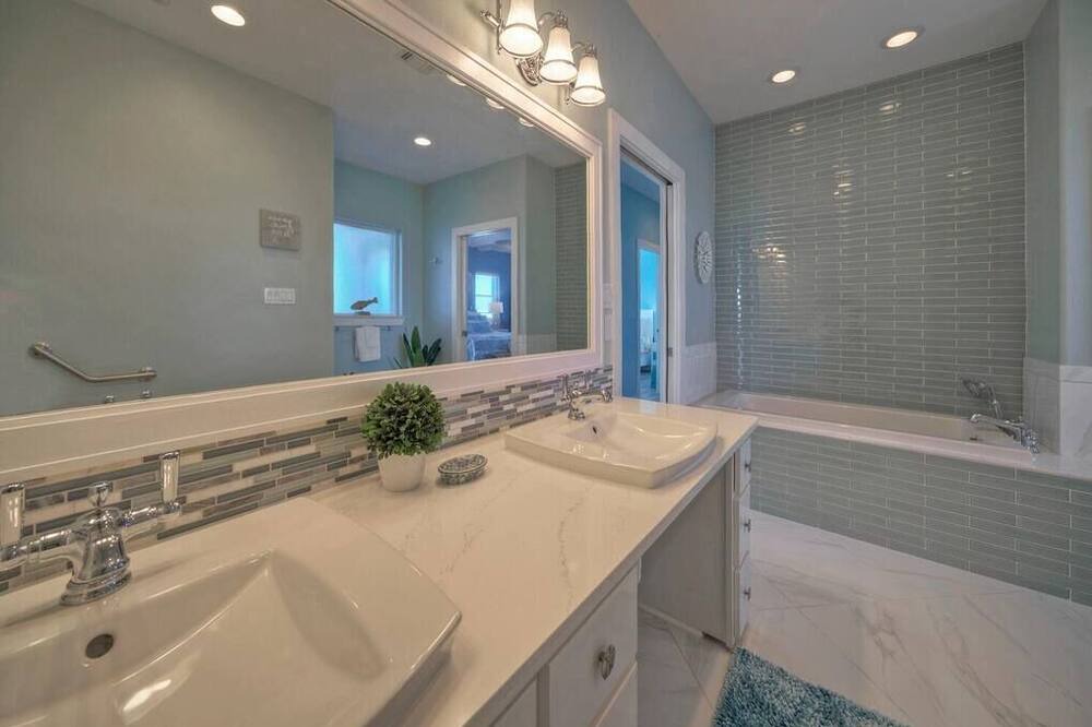 Photo of Bathroom in Leeward Sands