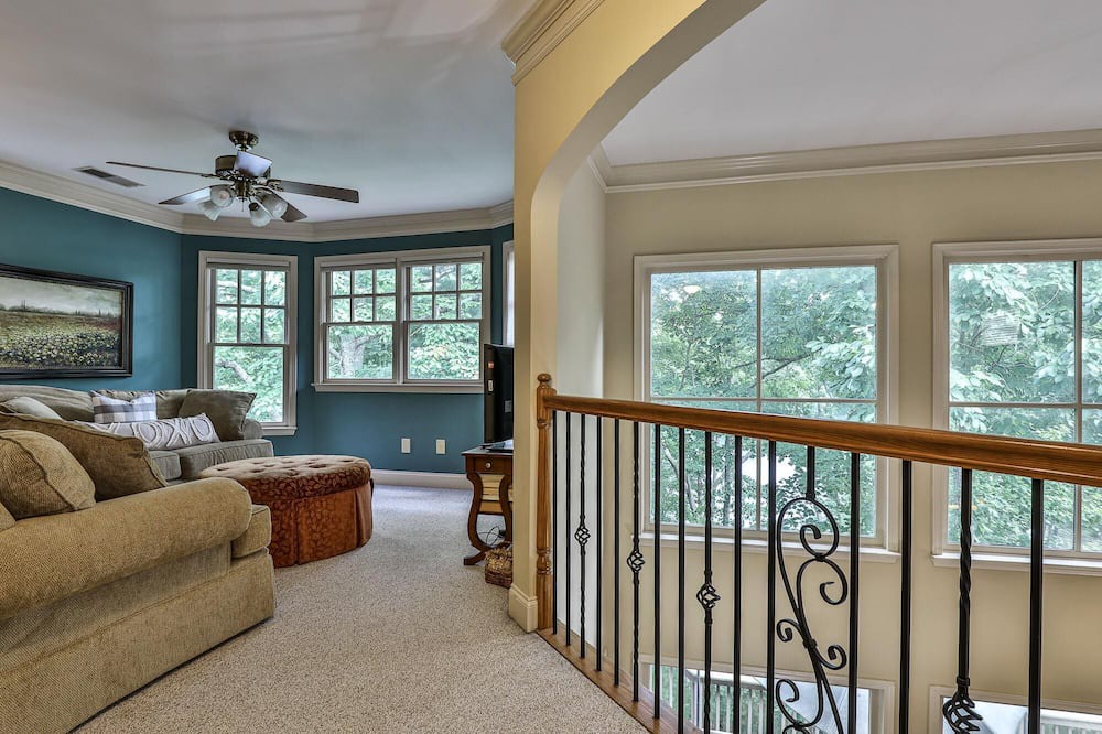 Photo of Livingroom in Big Canoe