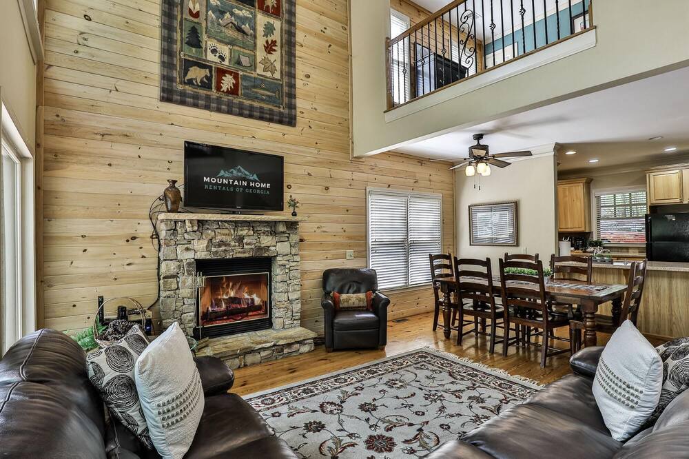 Photo of Livingroom in Big Canoe