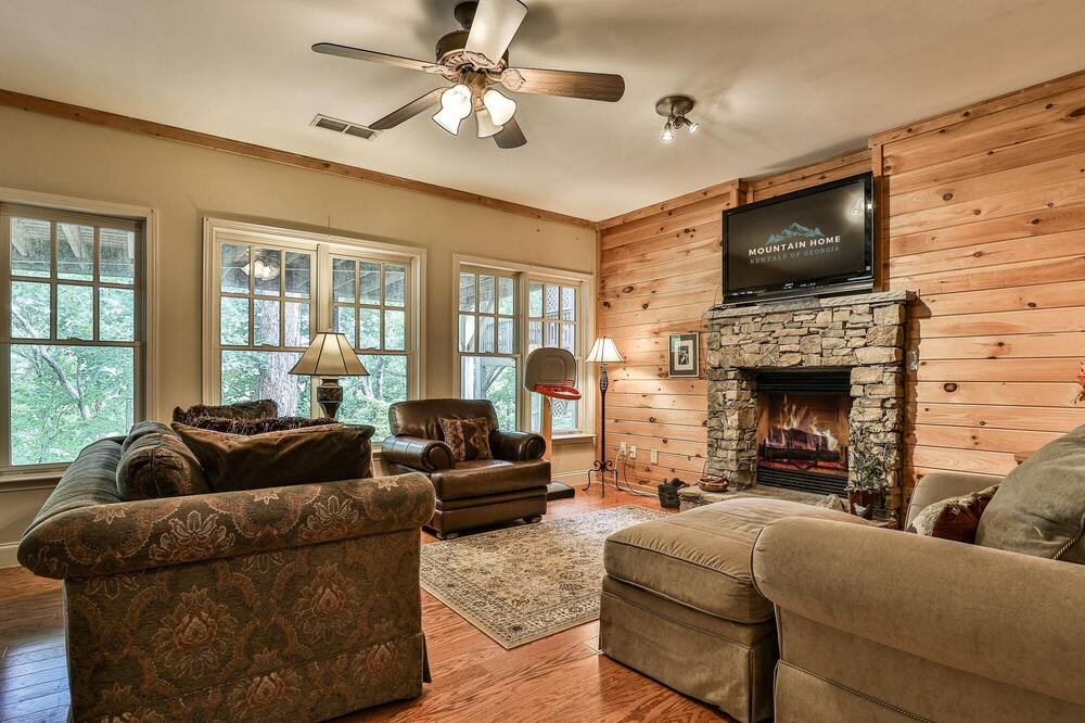 Photo of Livingroom in Big Canoe