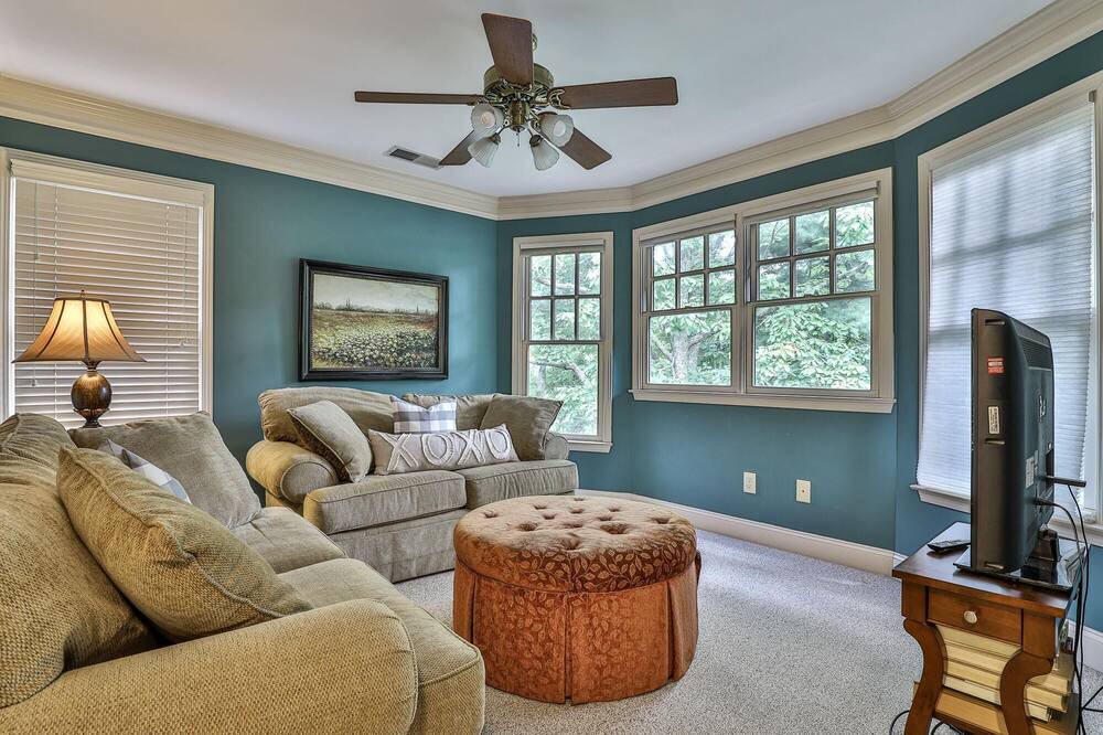 Photo of Livingroom in Big Canoe