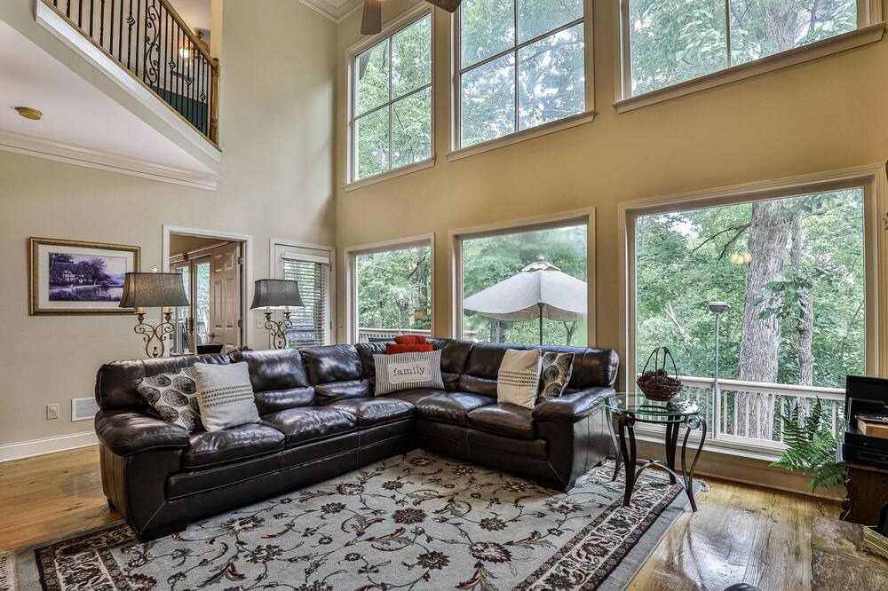 Photo of Livingroom in Big Canoe