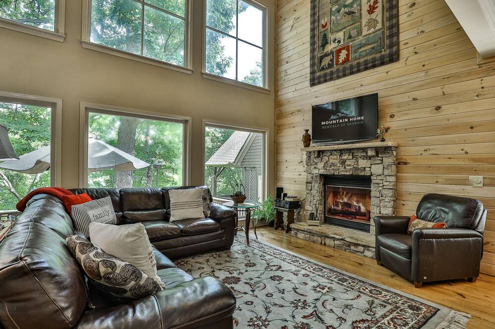 Photo of Livingroom in Big Canoe