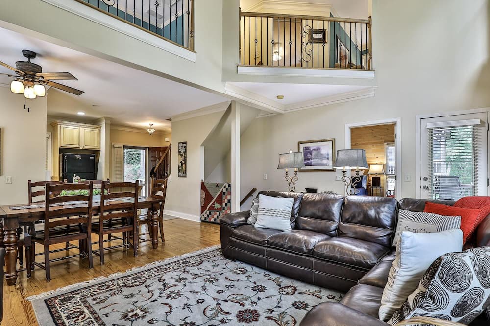 Photo of Livingroom in Big Canoe