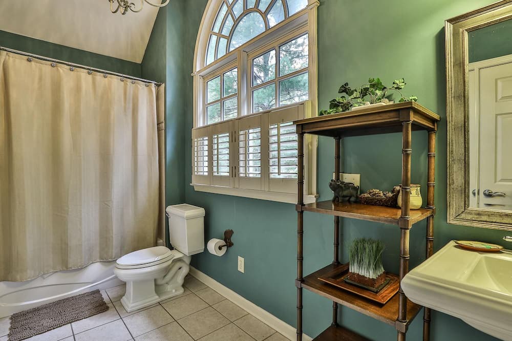 Photo of Bathroom in Big Canoe