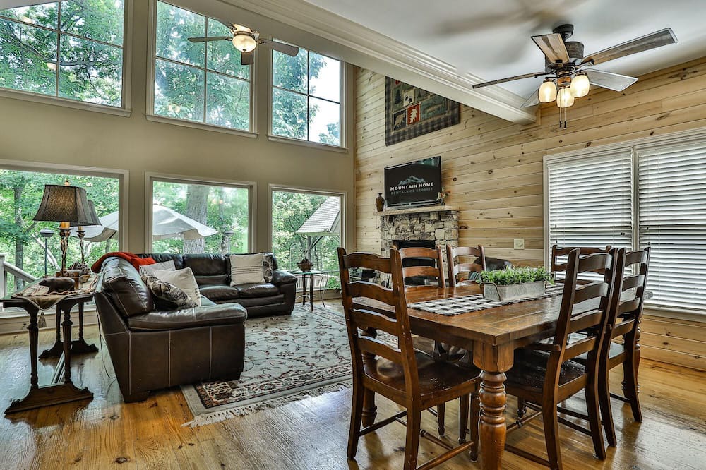 Photo of Livingroom in Big Canoe