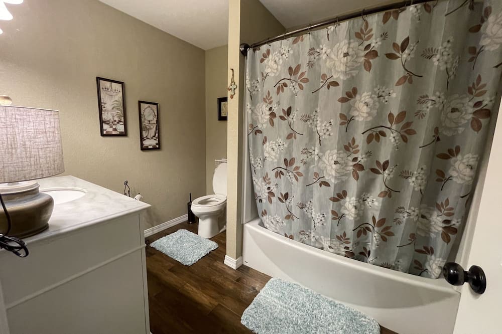 Photo of Bathroom in Elk City