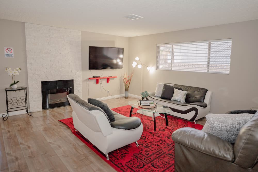 Photo of Livingroom in Rancho Oakey