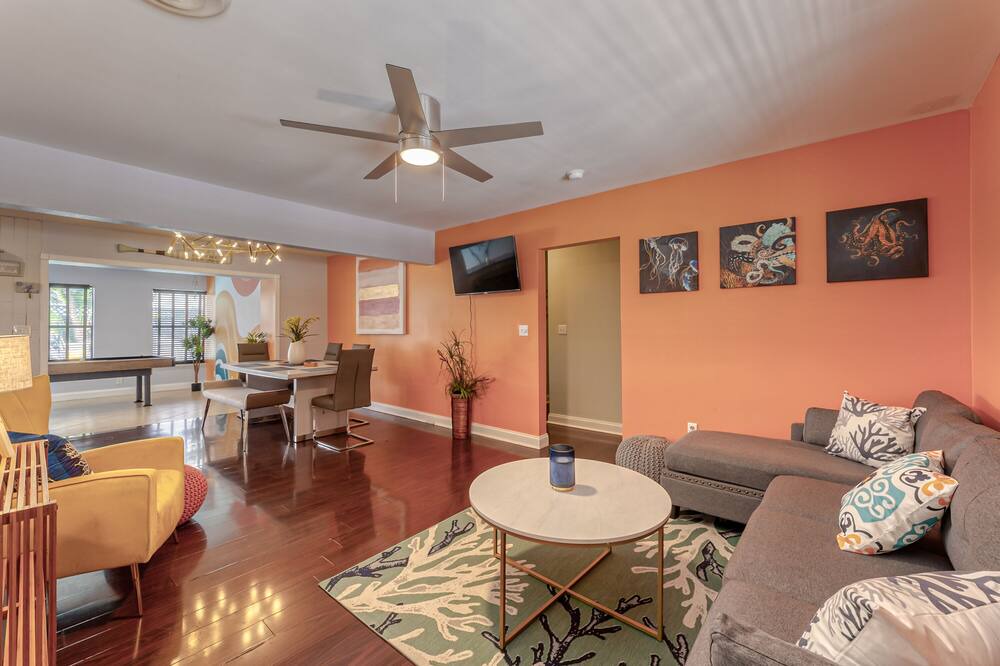 Photo of Livingroom in Central Corals