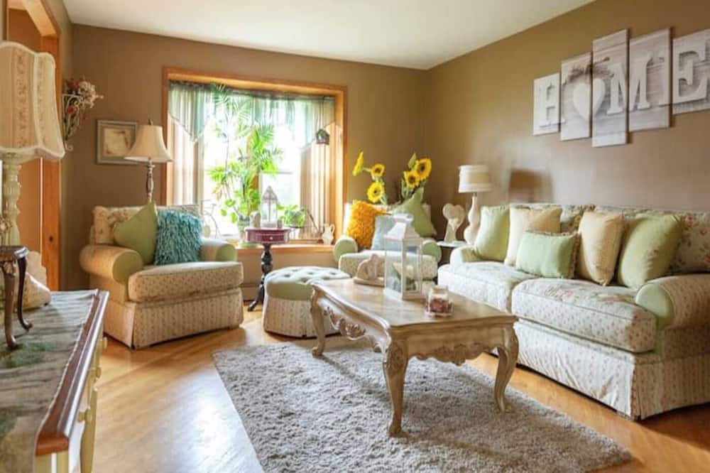 Photo of Livingroom in Holbrook