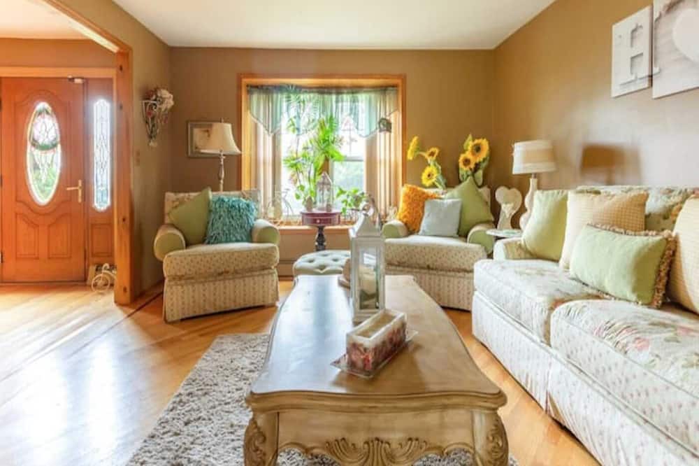 Photo of Livingroom in Holbrook