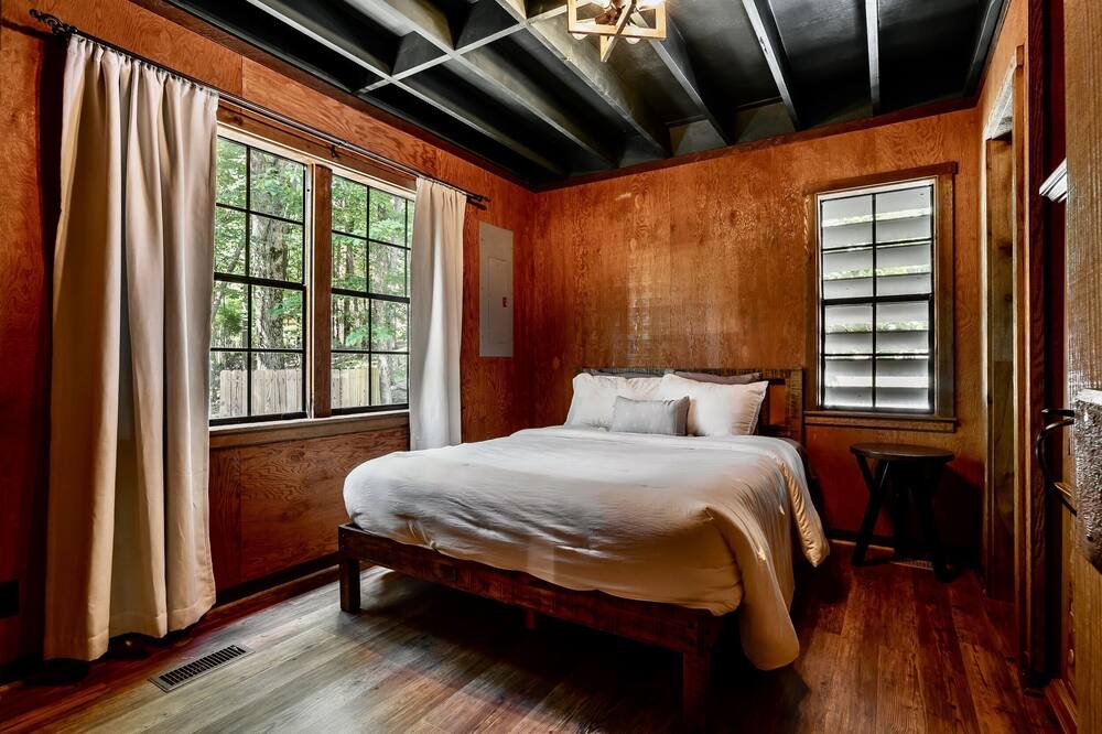 Photo of Bedroom in Walnut Mountain