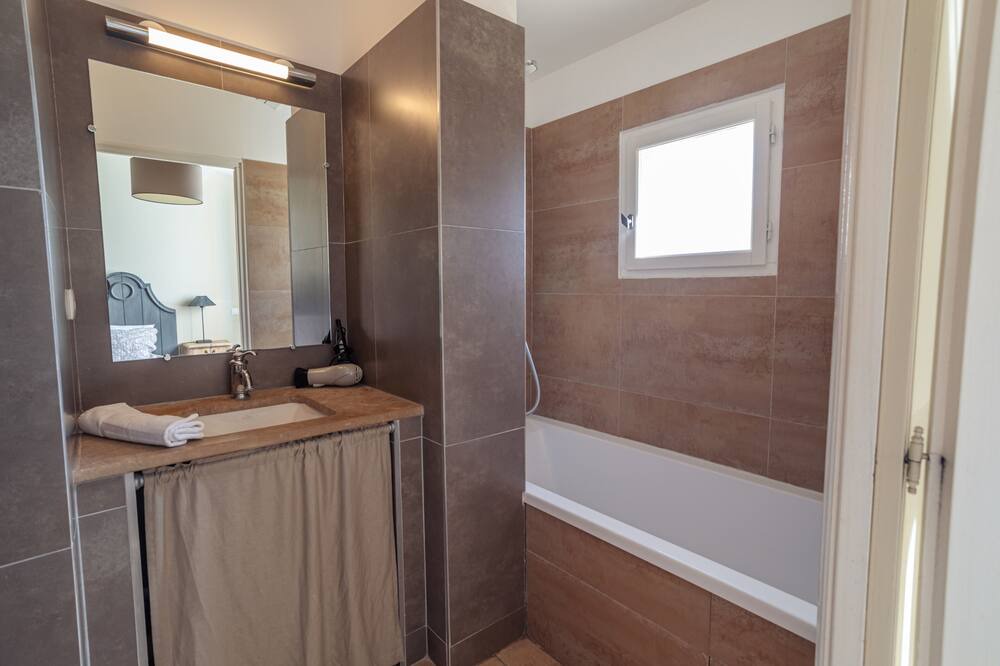 Photo of Bathroom in Saint-Laurent-de-la-Cabrerisse
