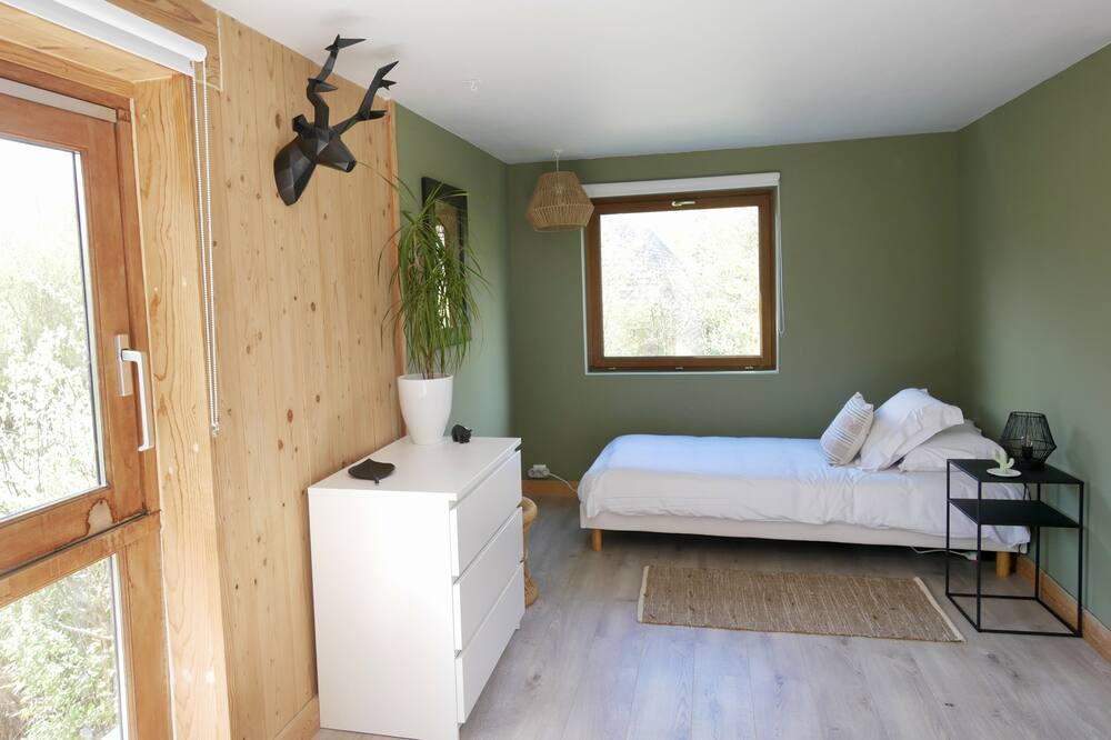Photo of Bedroom in Saint-Quentin-en-Tourmont