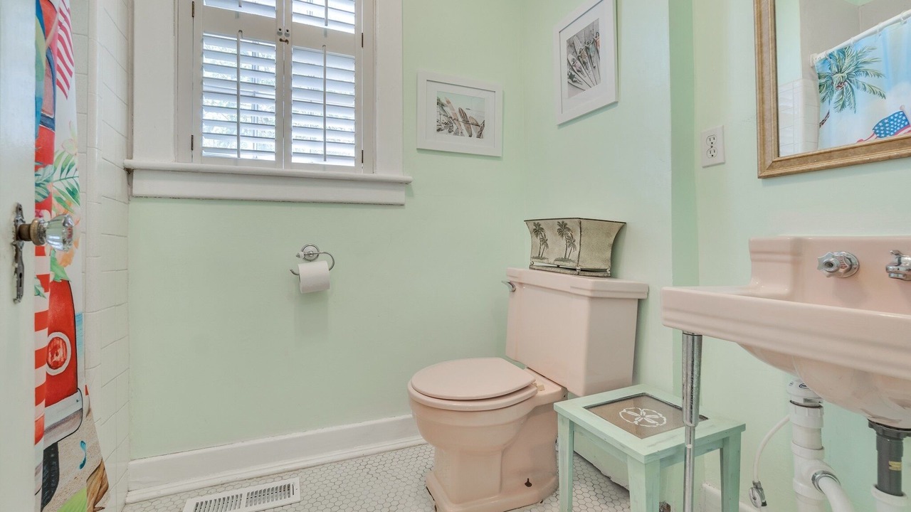 Photo of Bathroom in Willoughby Spit
