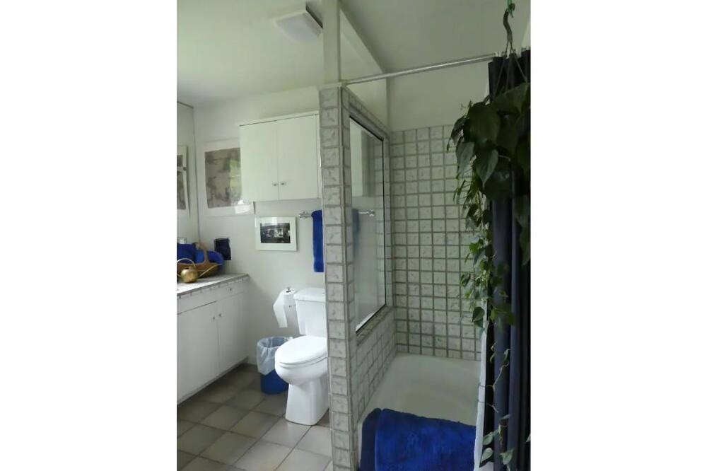 Photo of Bathroom in Williamstown