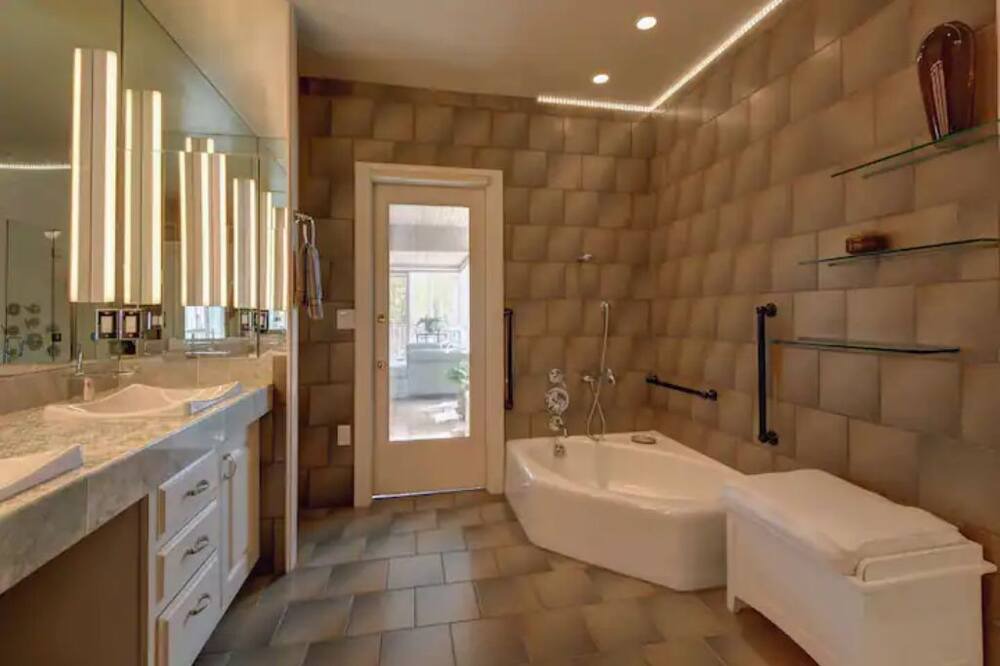 Photo of Bathroom in Williamstown