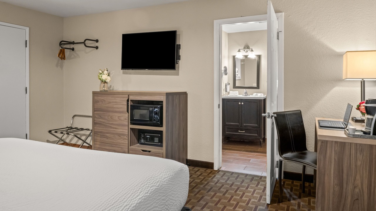 Photo of Bedroom in Groveland