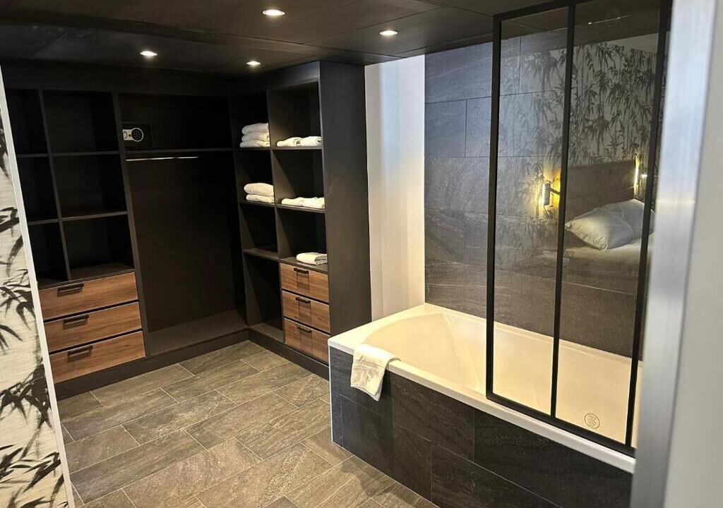Photo of Bathroom in Saint-Ouen