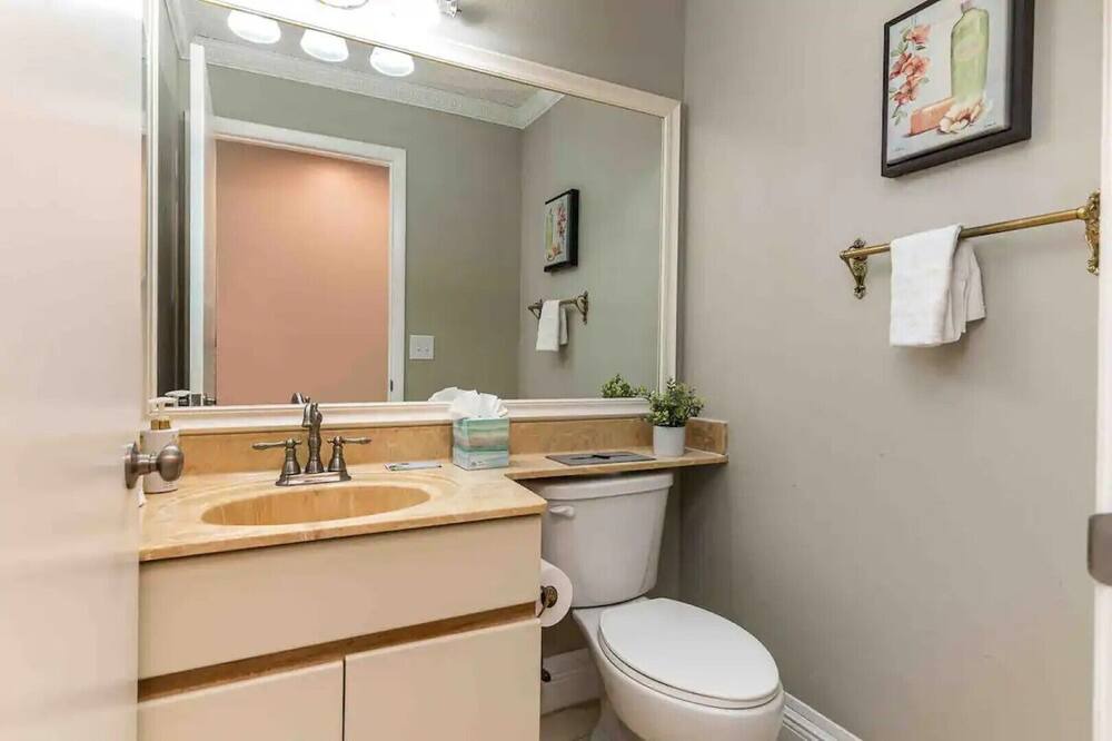 Photo of Bathroom in Greenview Shores