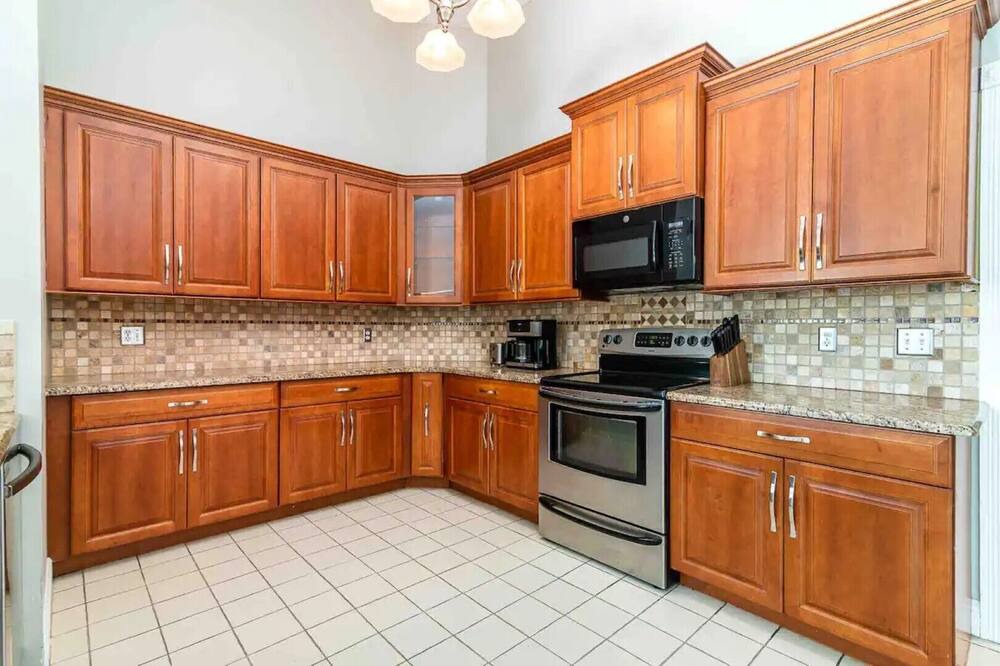 Photo of Bedroom in Greenview Shores