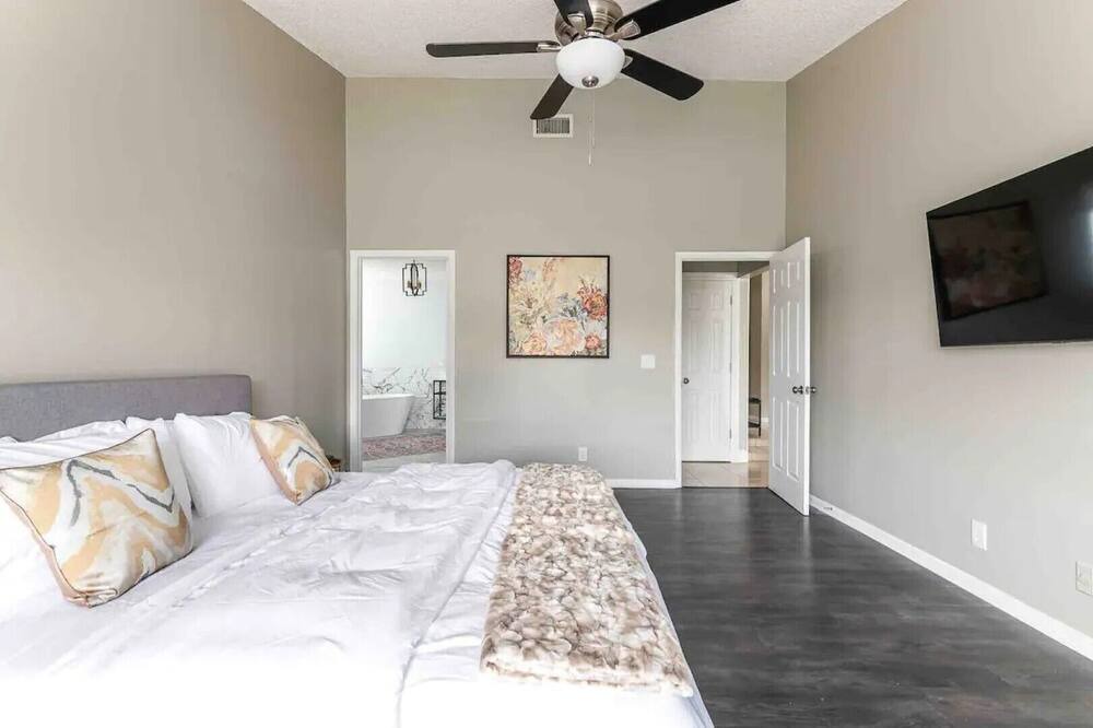 Photo of Bedroom in Greenview Shores