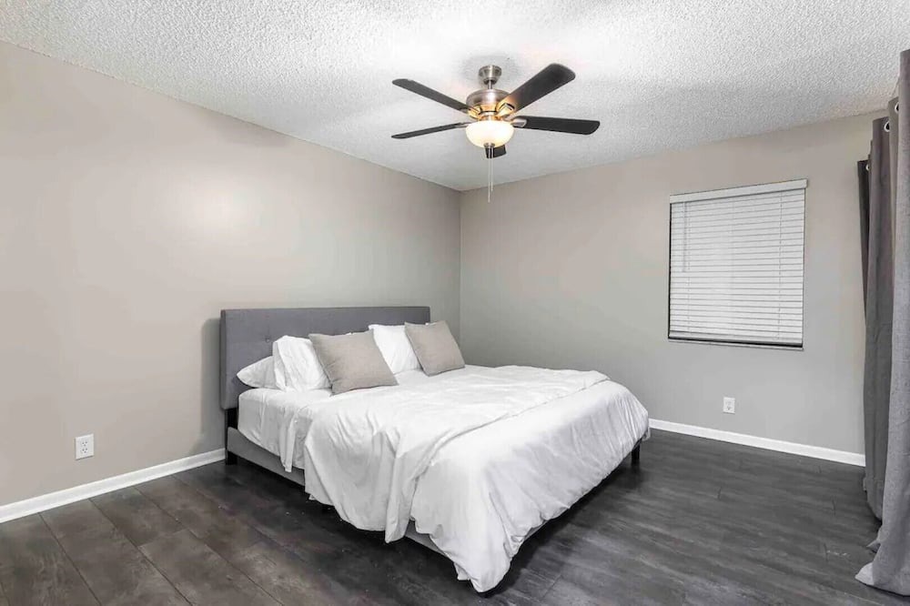 Photo of Bedroom in Greenview Shores