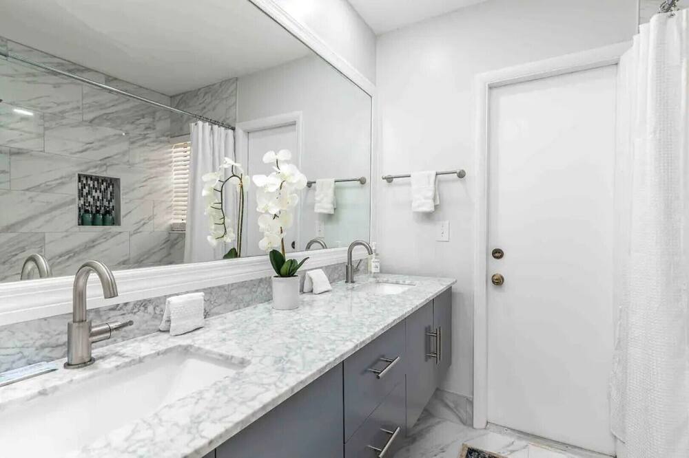 Photo of Bathroom in Greenview Shores