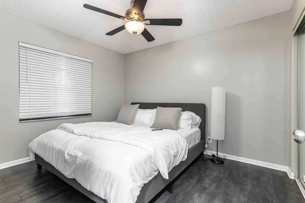 Photo of Bedroom in Greenview Shores