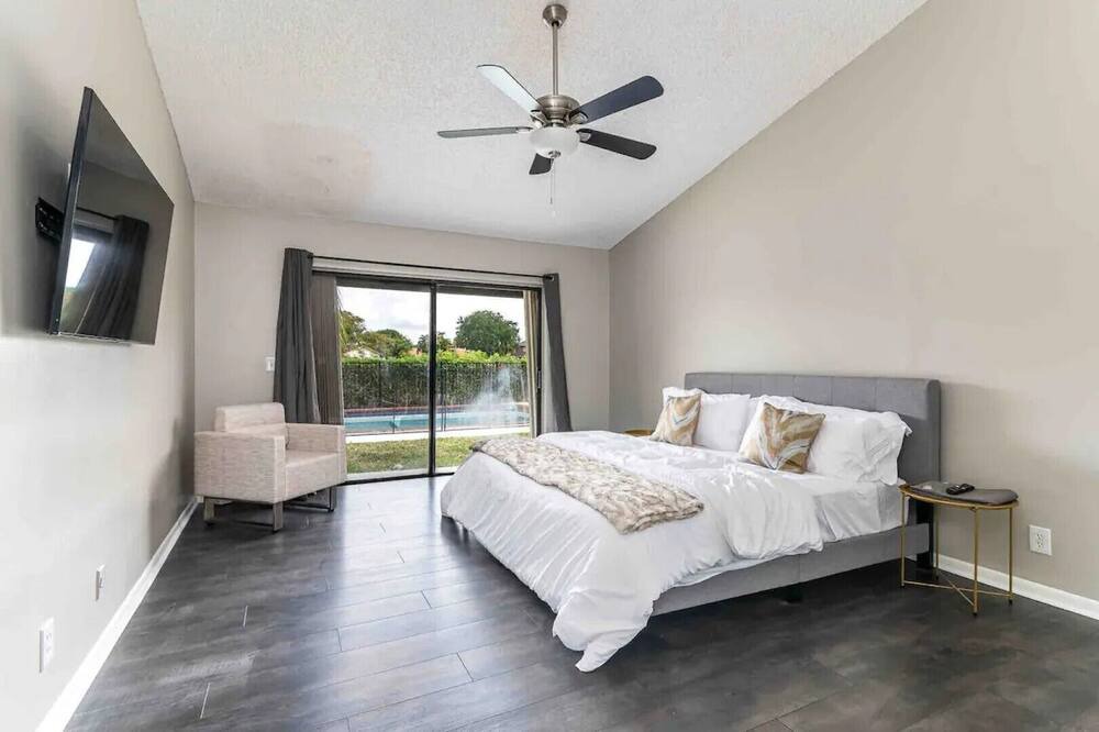 Photo of Bedroom in Greenview Shores