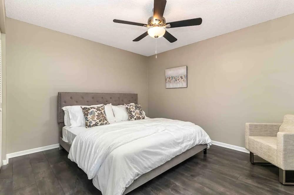 Photo of Bedroom in Greenview Shores