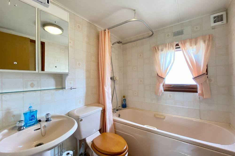 Photo of Bathroom in Faringdon