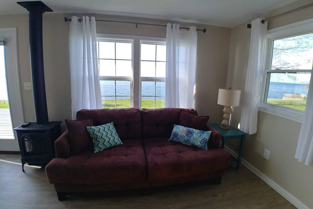 Photo of Livingroom in Town of Somerset