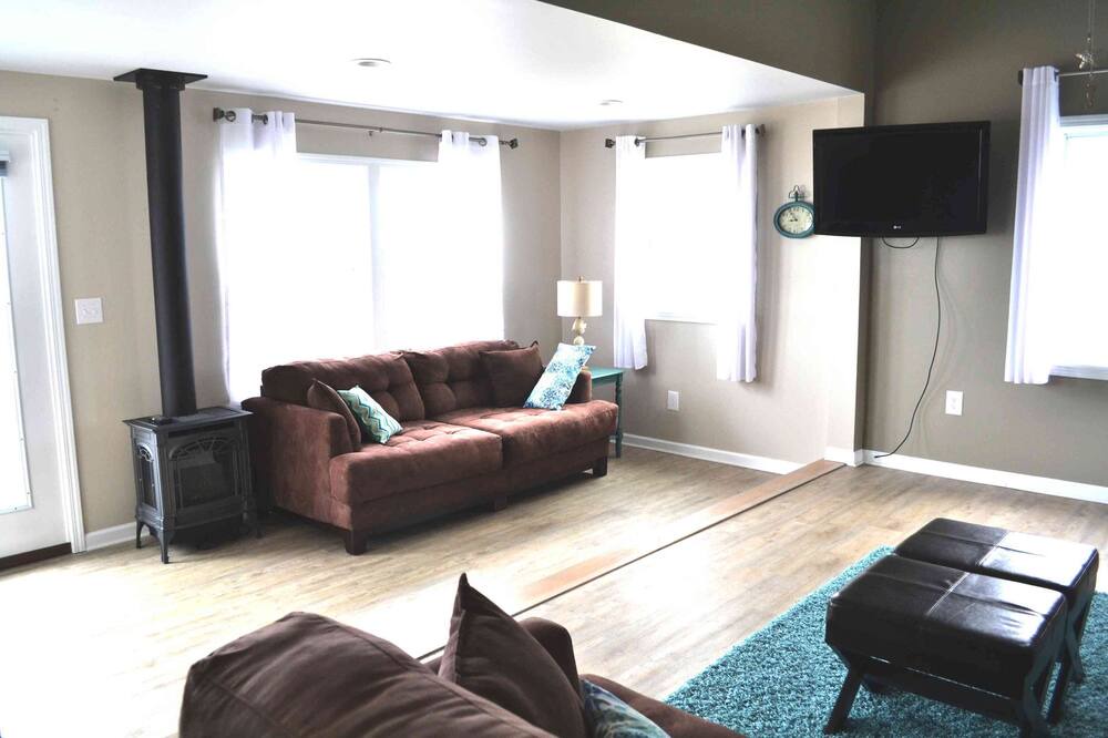 Photo of Livingroom in Town of Somerset