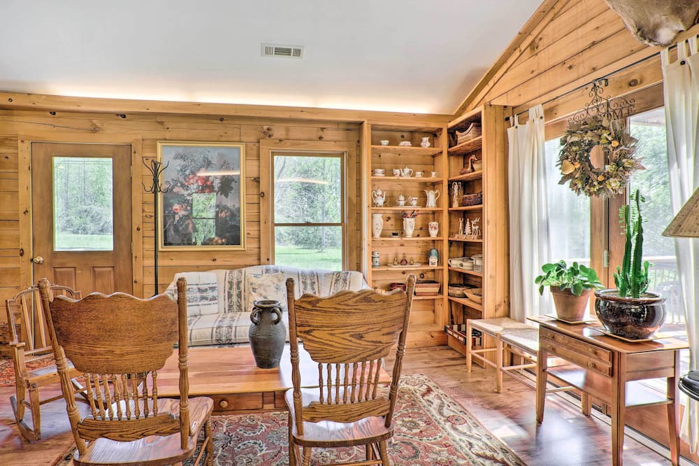 Photo of Livingroom in Louisa County