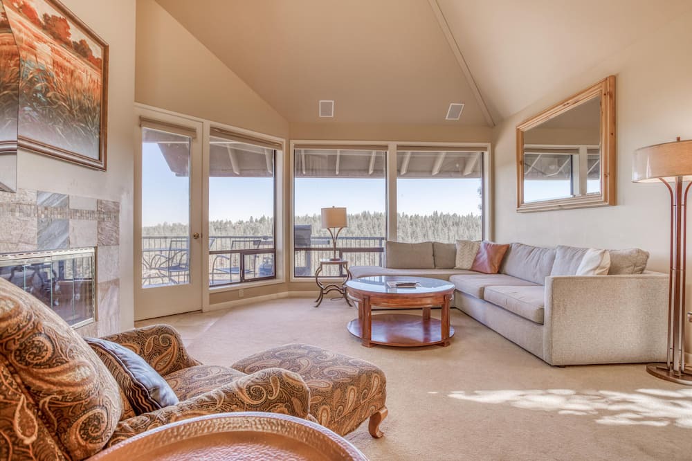 Photo of Livingroom in Century West