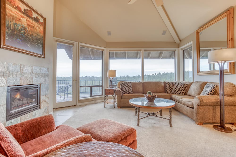 Photo of Livingroom in Century West