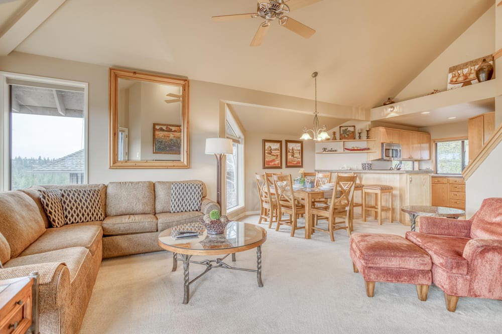 Photo of Livingroom in Century West