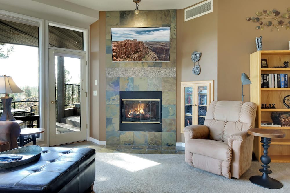 Photo of Livingroom in Century West