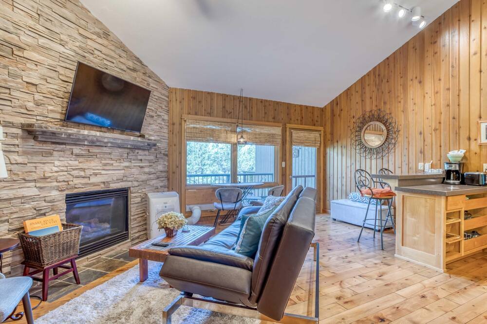 Photo of Livingroom in Century West