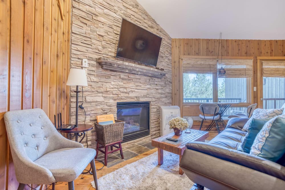 Photo of Livingroom in Century West