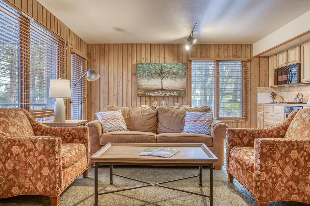 Photo of Livingroom in Century West