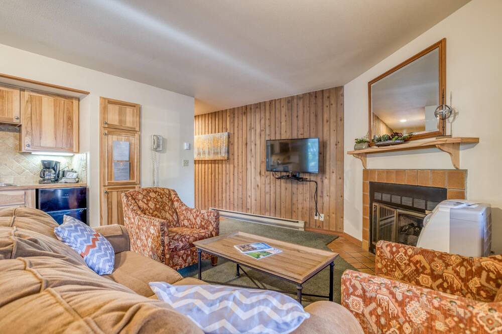 Photo of Livingroom in Century West