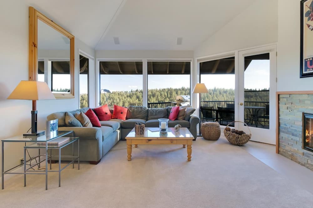 Photo of Livingroom in Century West