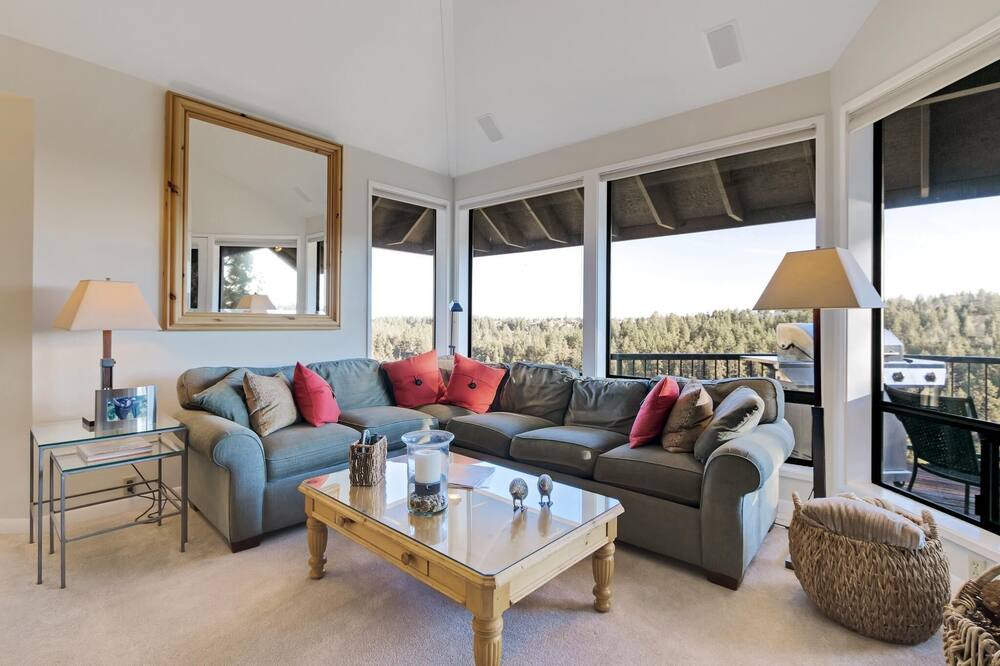 Photo of Livingroom in Century West