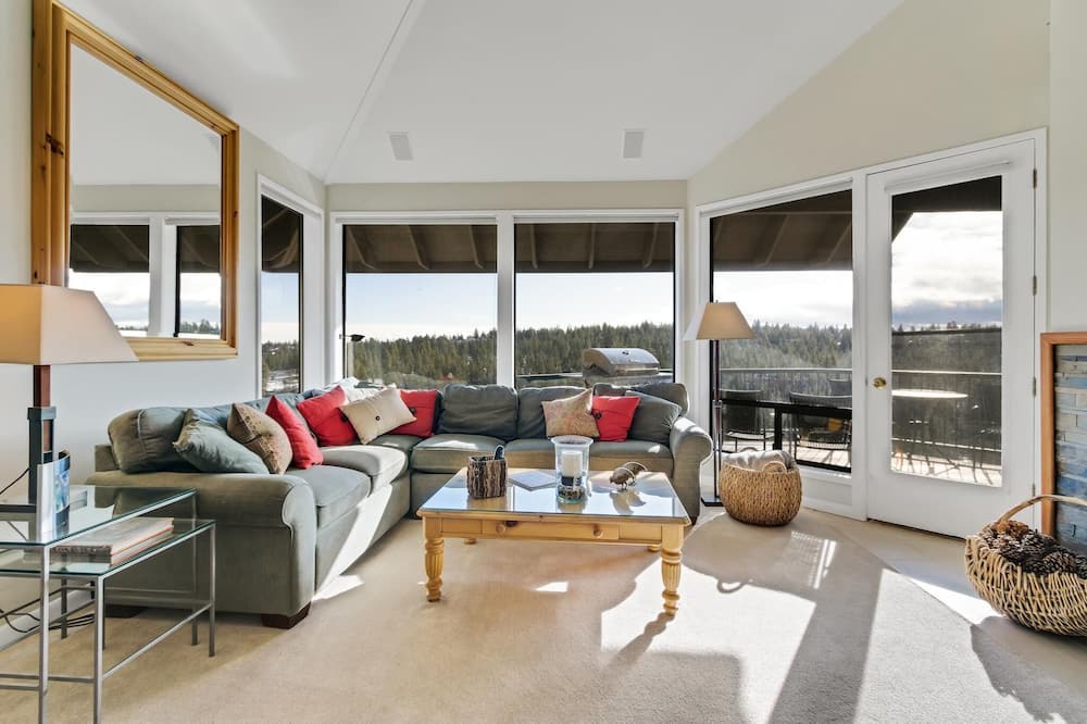 Photo of Livingroom in Century West