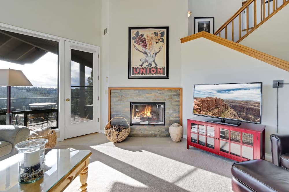 Photo of Livingroom in Century West