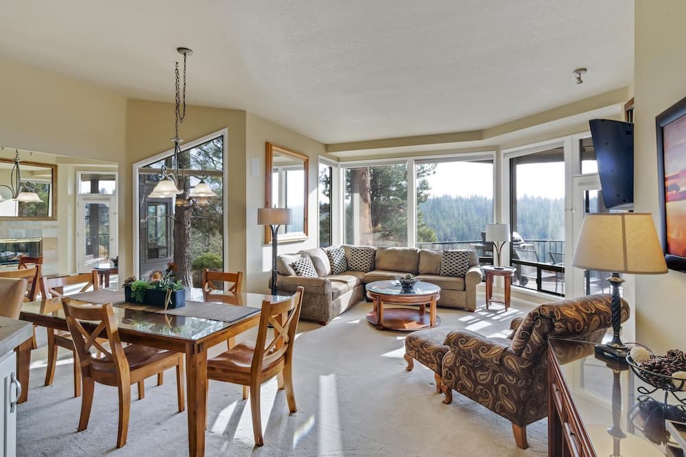 Photo of Livingroom in Century West