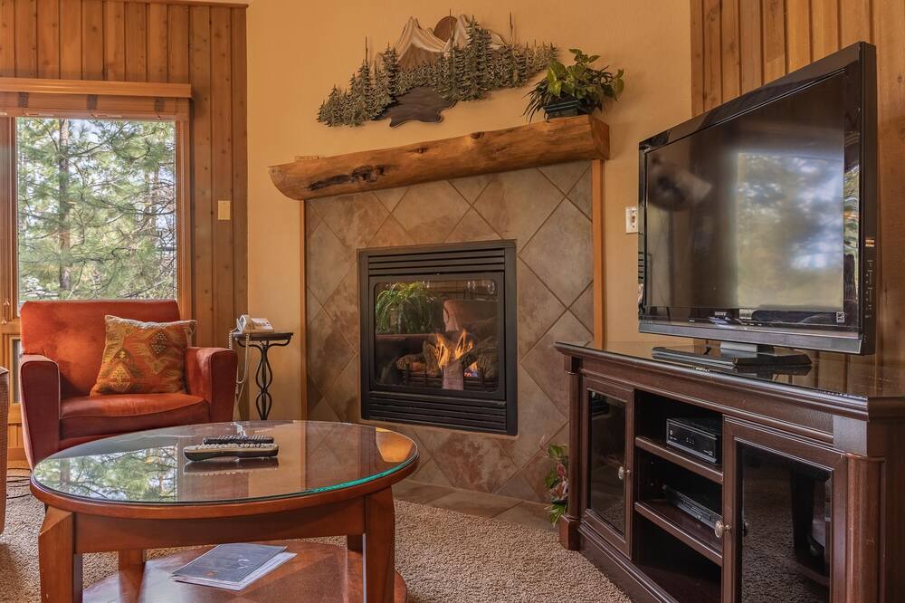 Photo of Livingroom in Century West